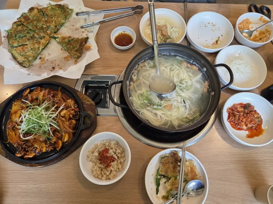 주문한 칼국수와 쭈꾸미볶음 상차림