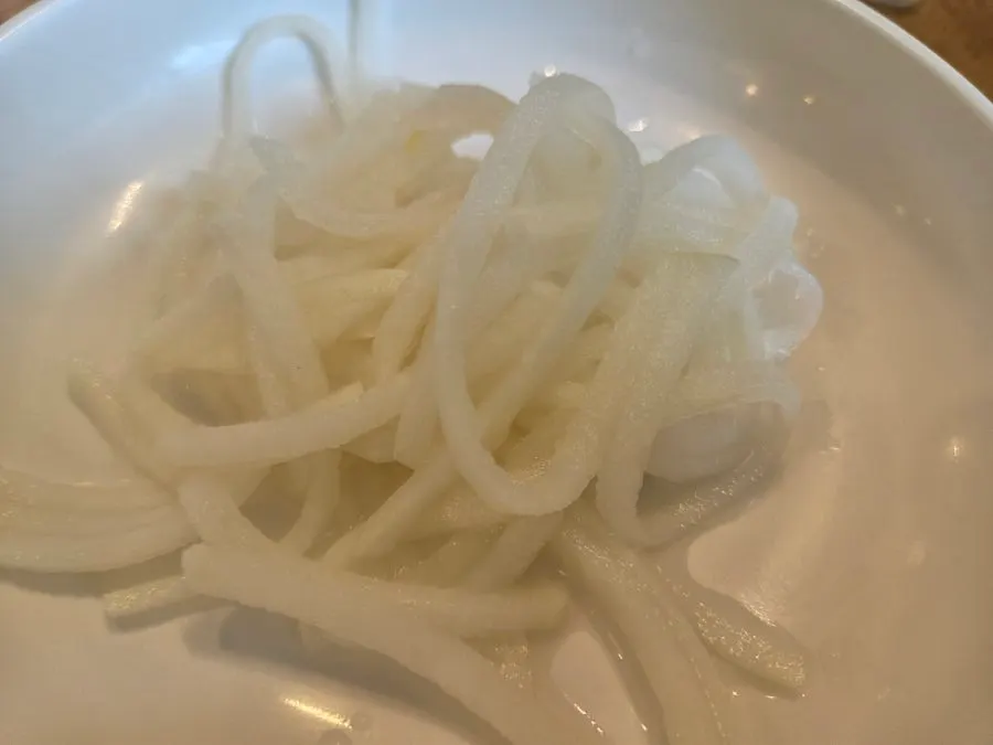 칼국수와 함께 나온 기본 반찬 접시