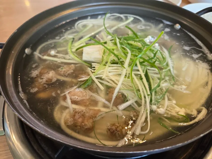 복어육수 냄비에 담긴 해물과 생면