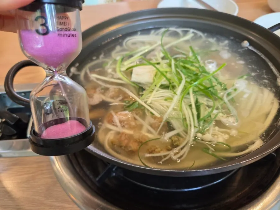 테이블 위 조리 안내와 모래시계