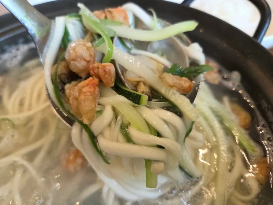 쫄깃한 자가제면 생면을 건져 올린 모습