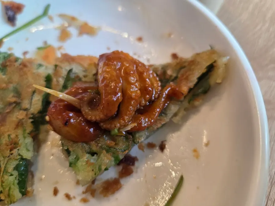 한 장 집어 올린 깻잎전 단면