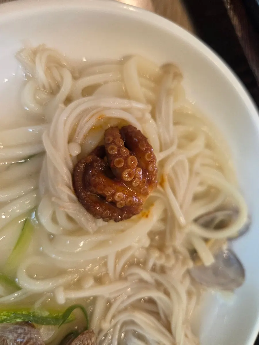 쭈꾸미볶음에 칼국수 면을 비빈 모습