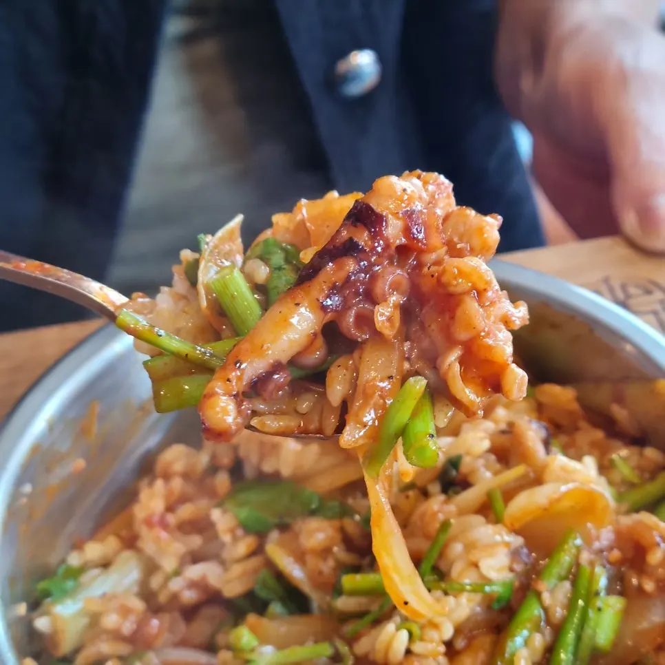 Eating minari octopus together with pot rice