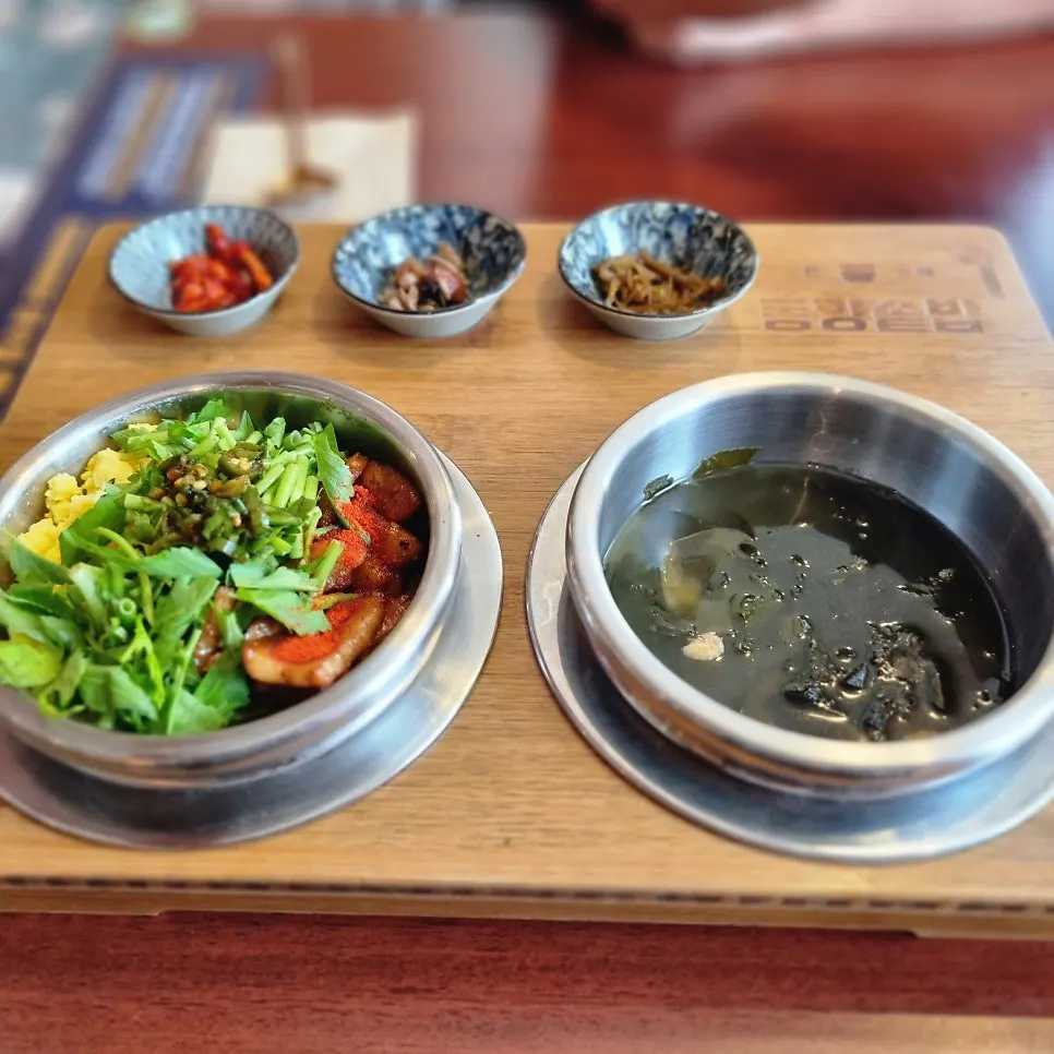 Golden Queen Suhyangmi pot rice cooked fresh to order
