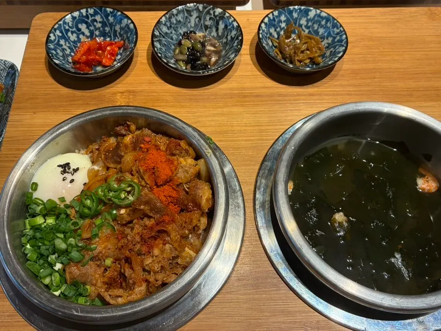 동양솥밥 메뉴판에 적힌 솥밥과 사이드 메뉴
