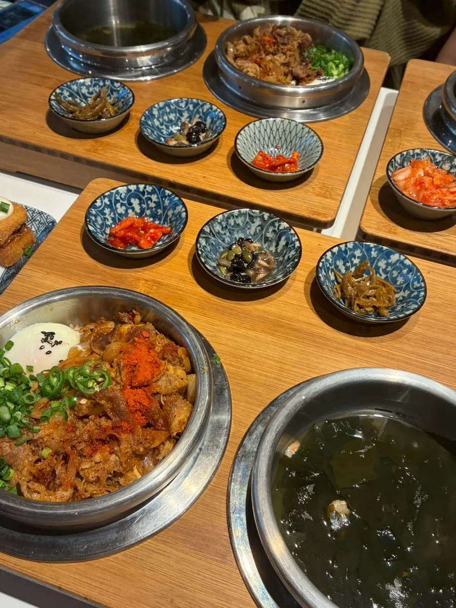 수란과 쪽파가 올라간 매운 규동 솥밥