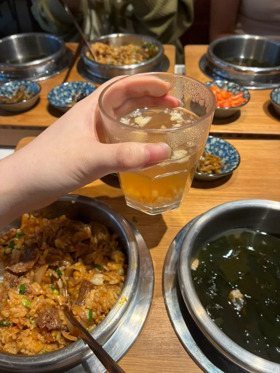 솥에 담겨 나온 매운 규동 솥밥 근접 사진