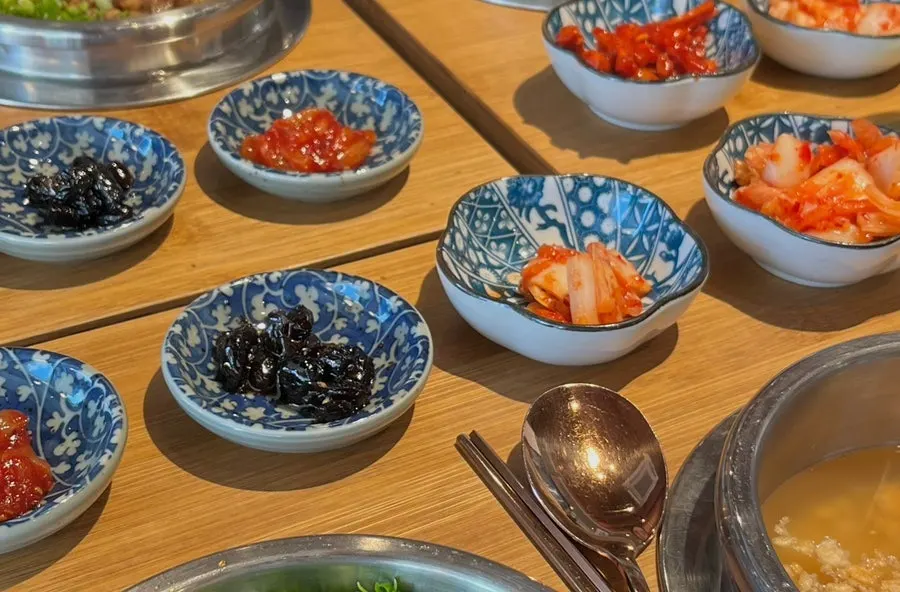 밑반찬과 미역국, 솥밥이 함께 담긴 쟁반 한상