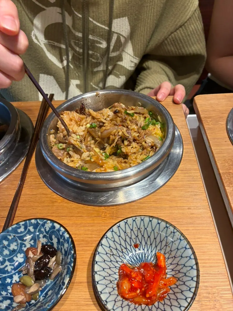 솥밥과 누룽지를 함께 놓은 테이블