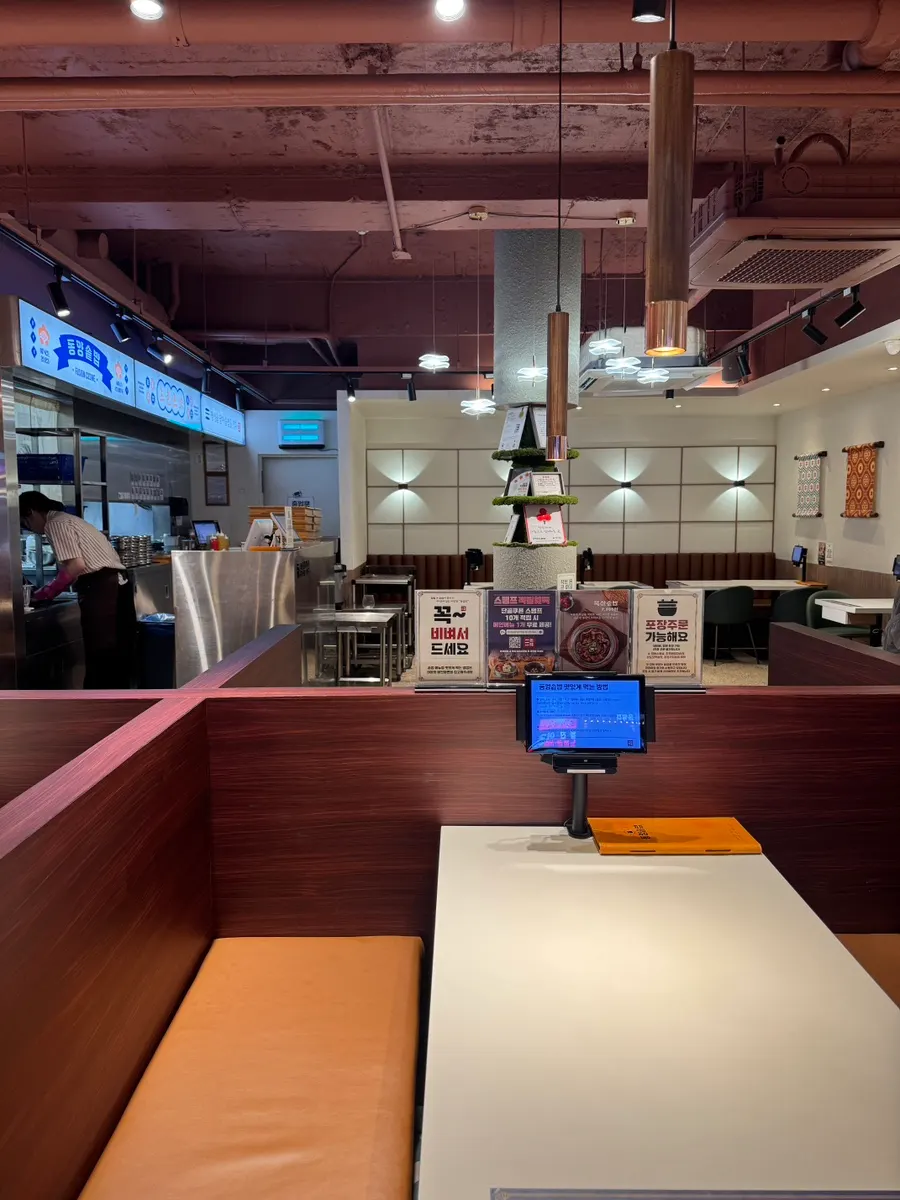 Seating divided by partitions at Dongyang Sotbap Ansan Main Branch