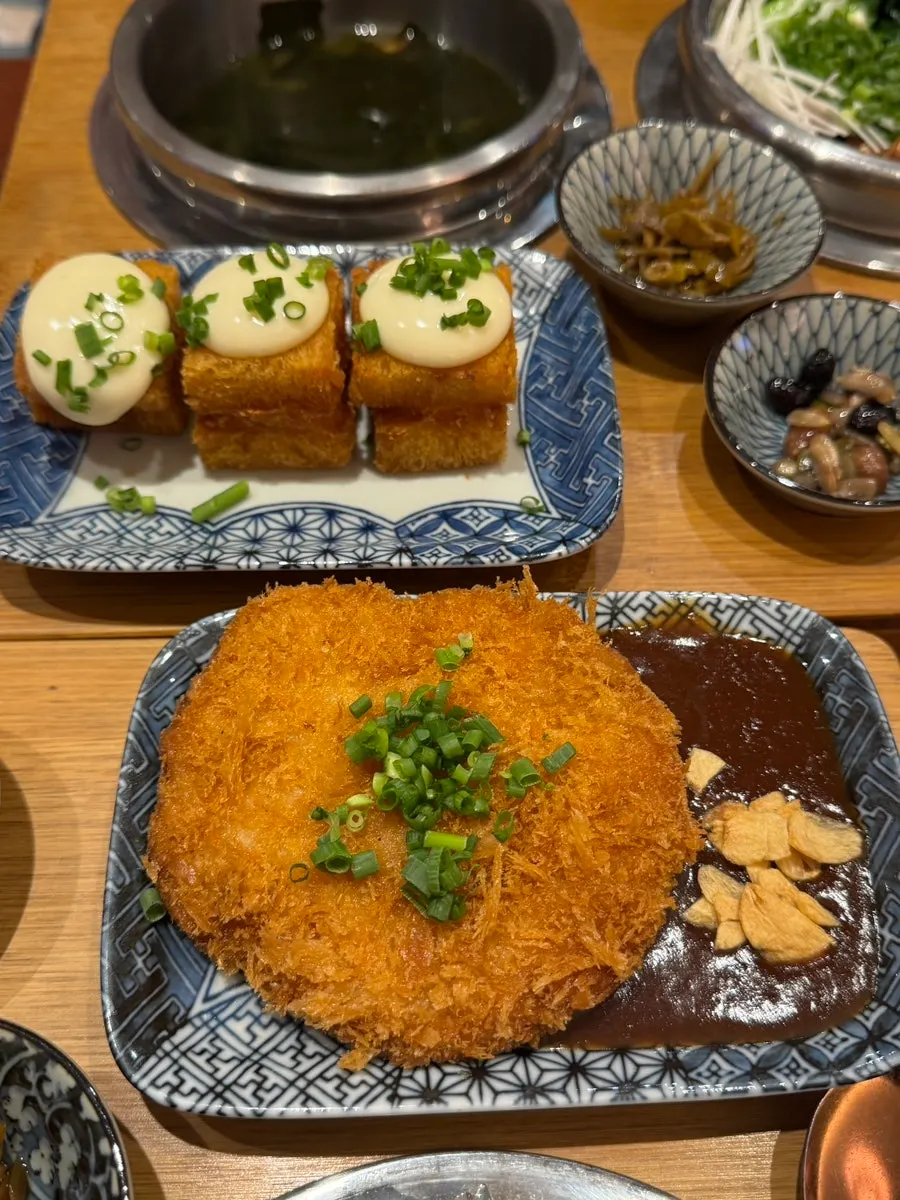 Dongpo pork pot rice topped with smoked whole pork belly