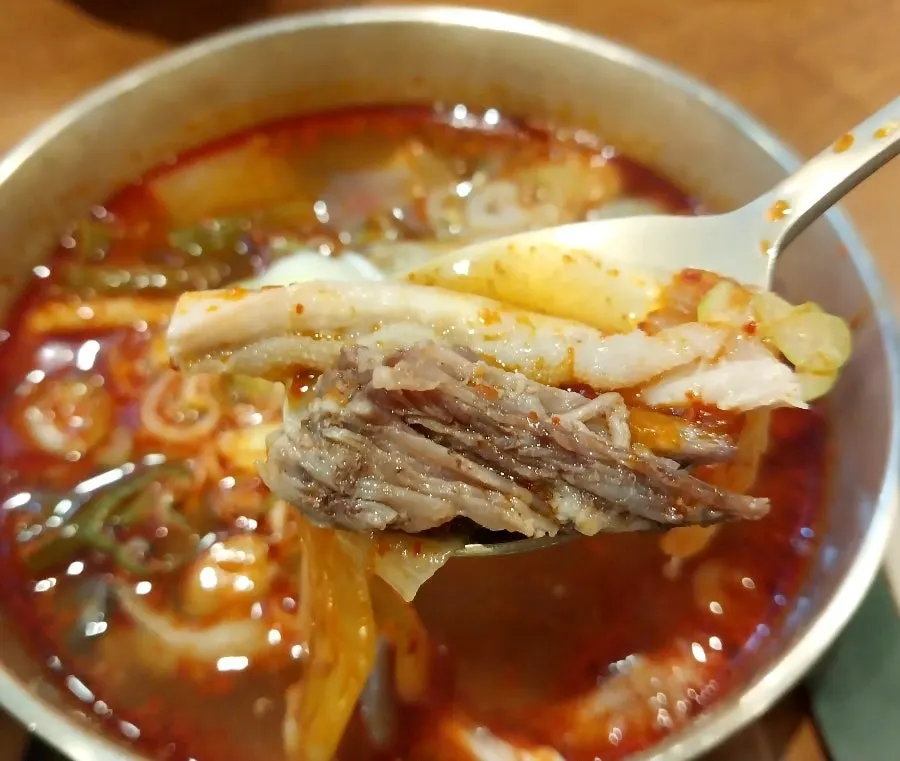 뜨겁게 나온 도온정 얼큰 한우양곰탕