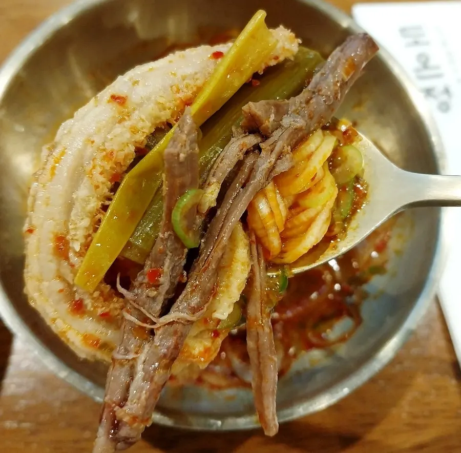 얼큰 한우양곰탕 국물과 건더기 클로즈업