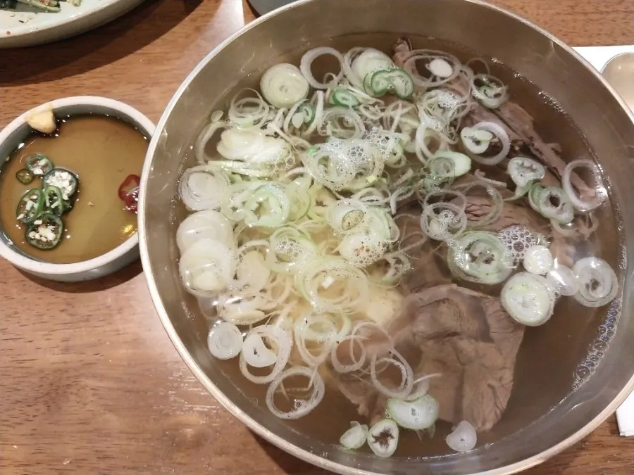 유기 그릇에 담긴 도온정 맑은 한우곰탕