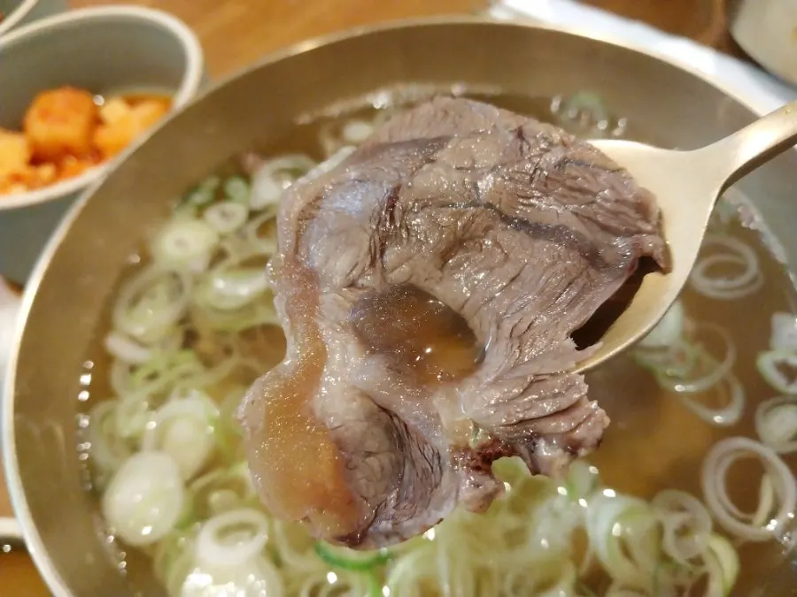 맑은 한우곰탕 속 한우 고기 건더기