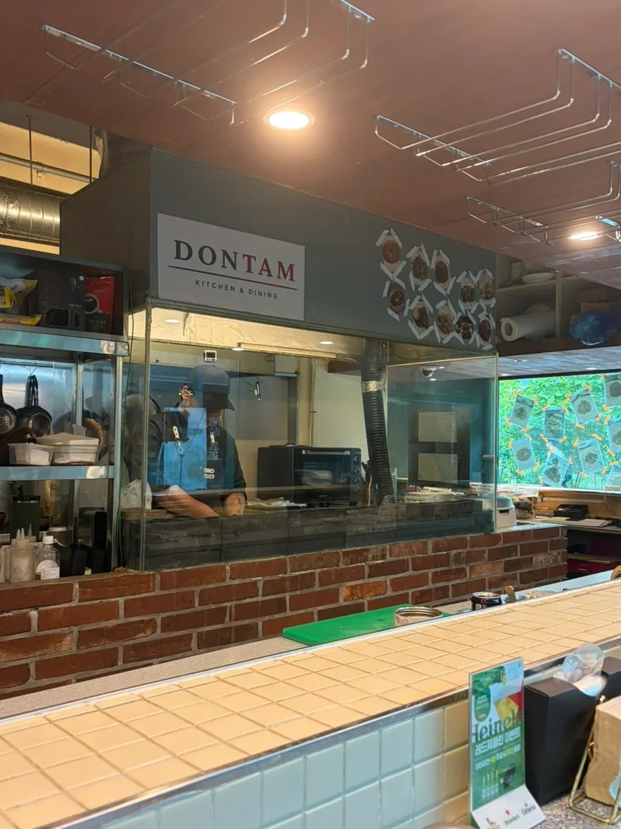 돈탐구소 오픈 주방 쪽 매장 풍경