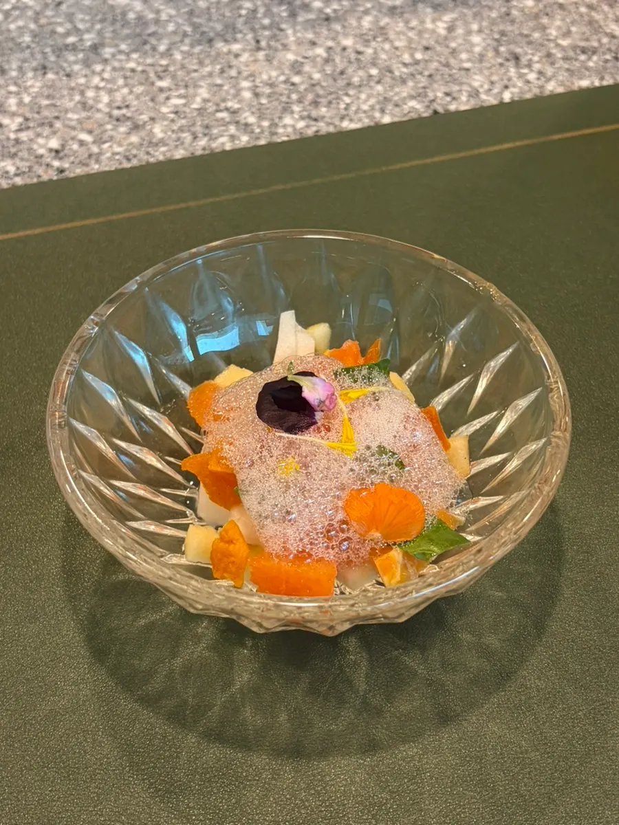 음료와 함께 놓인 코스 접시