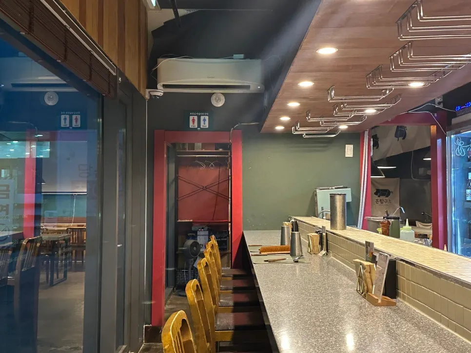 바 자리와 테이블석이 있는 돈탐구소 매장 내부