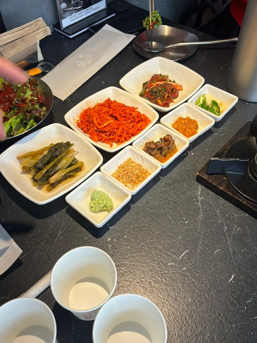 테이블 위 수저와 식기 세팅
