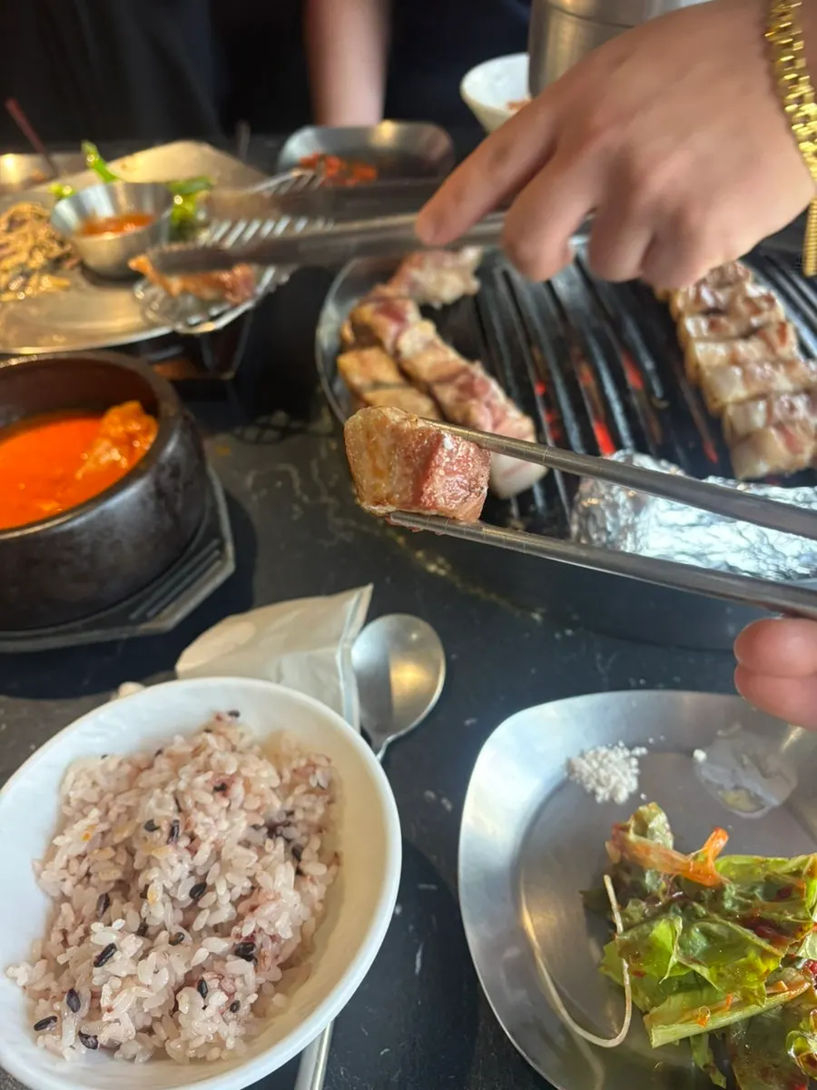 노릇하게 구워진 뼈등심과 삼겹살