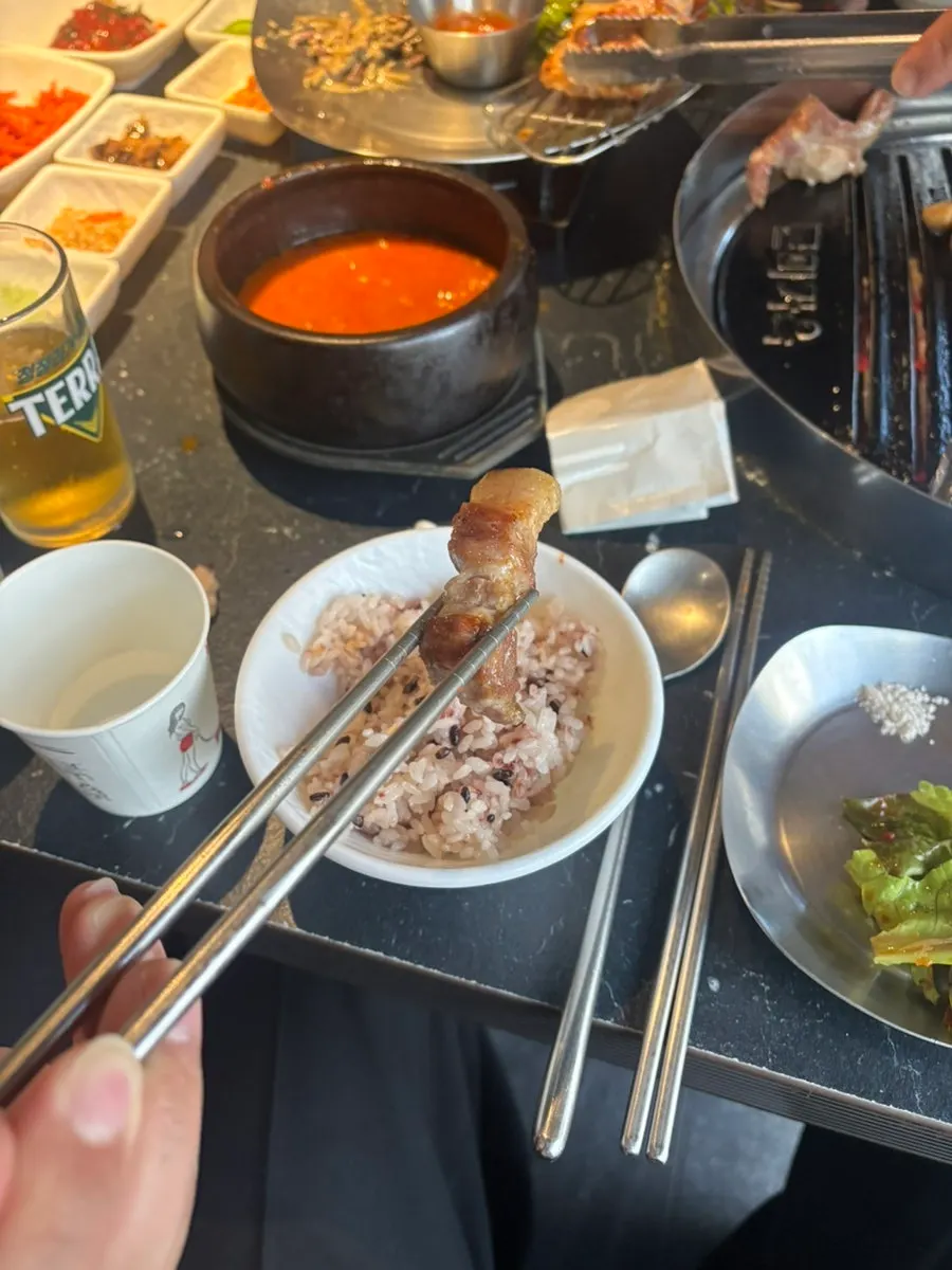 특제 소스에 찍어 먹는 삼겹살 한 점