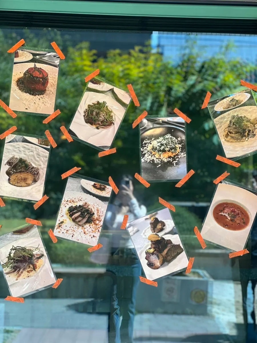 나무 전경이 보이는 돈탐구소 창가