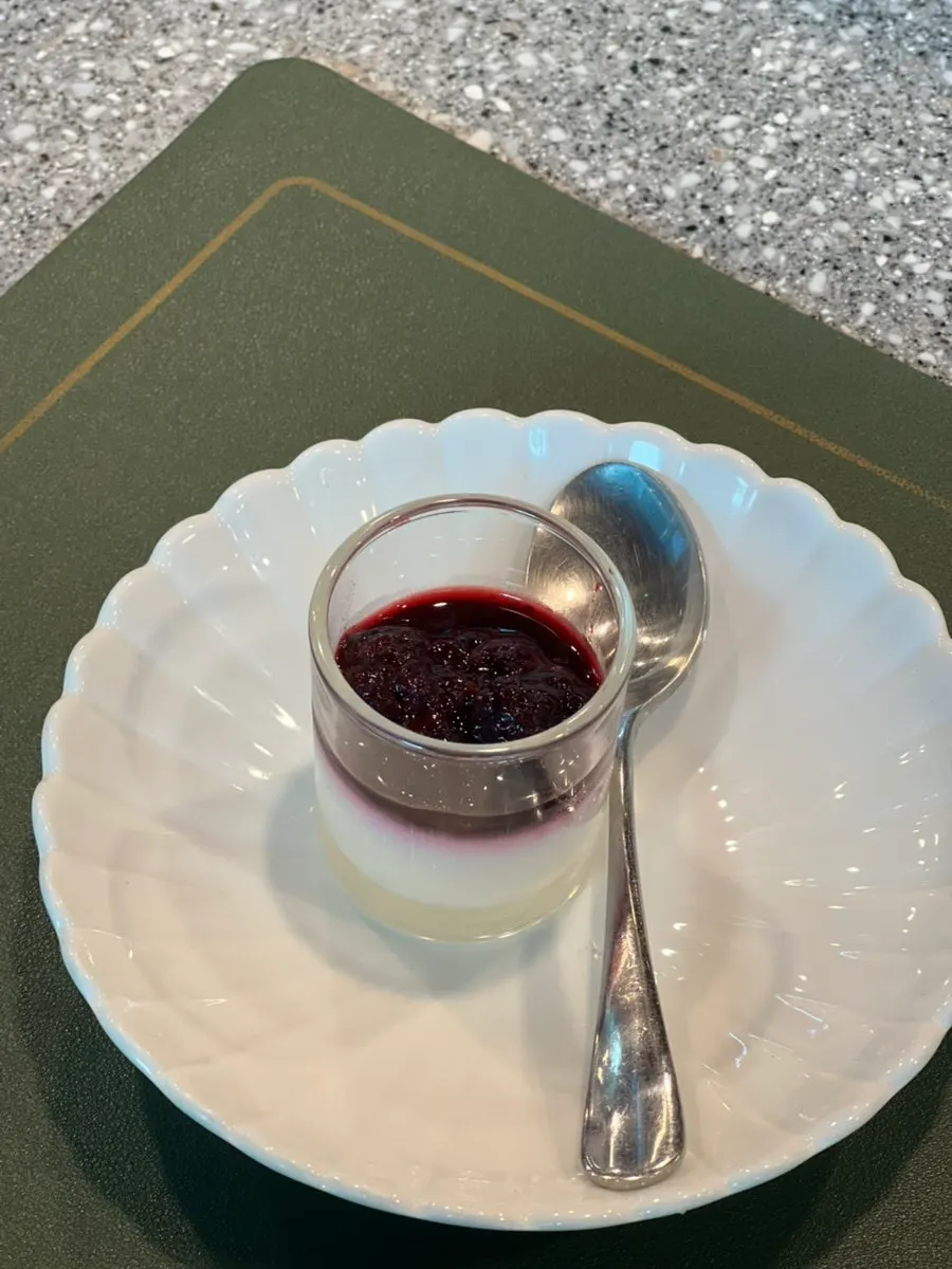 블루베리 콩포트를 올린 판나코타