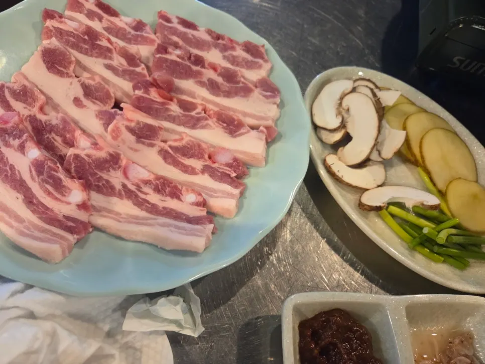 Side dish plate with lettuce, shredded green onion, and kimchi