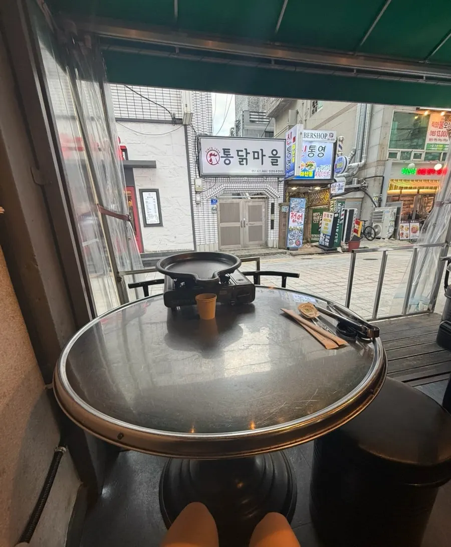 야장 감성이 나는 돈나무집 야외 자리
