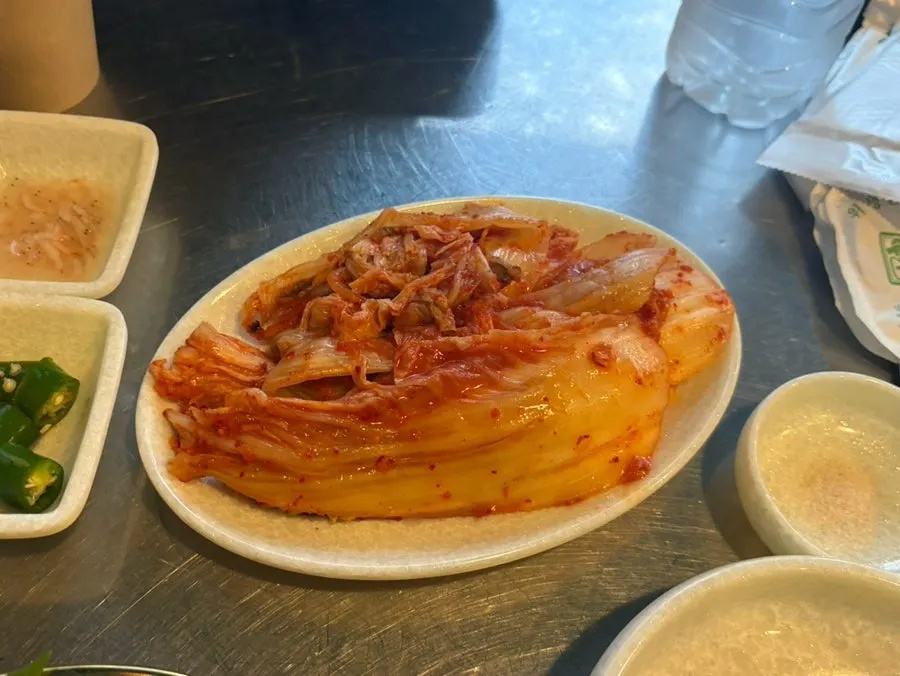 돈나무집 상에 깔린 밑반찬과 묵은지