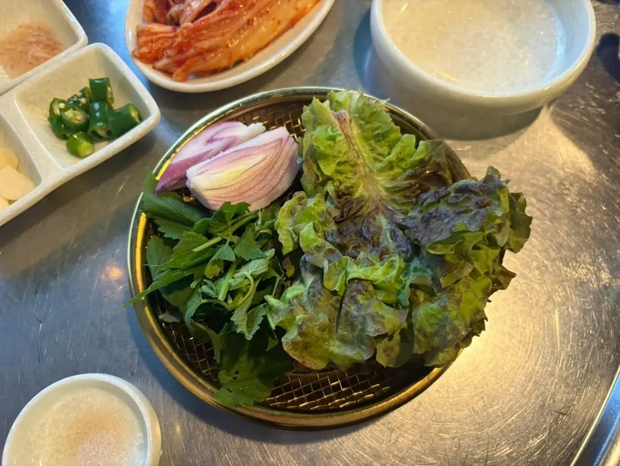 방아가 포함된 돈나무집 쌈야채 접시