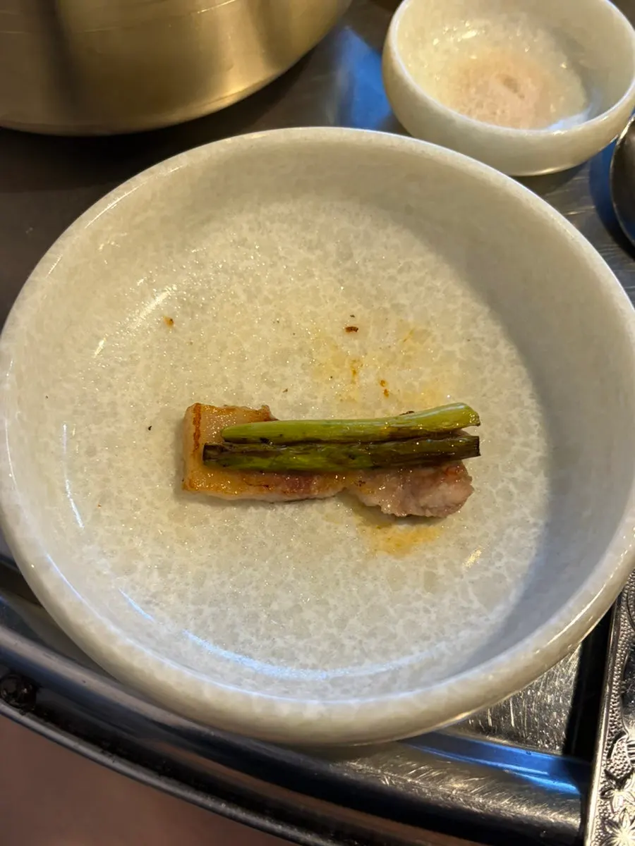 소금에 찍은 지리산 삼겹살 첫 점