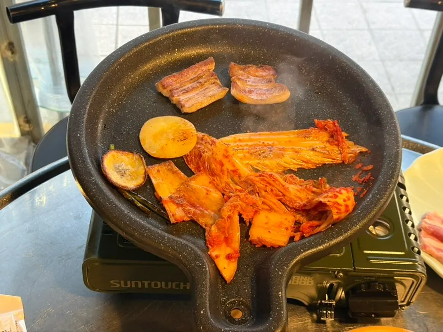 상추에 고기와 쌈장을 올린 삼겹살 쌈