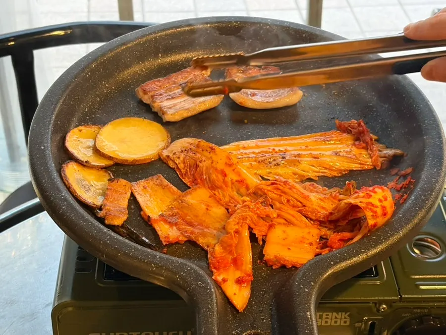 불판 한쪽에 올린 묵은지