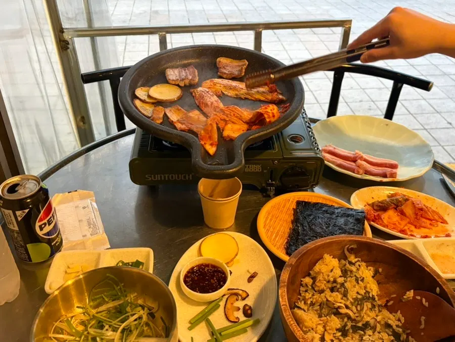 삼겹살 기름에 구워지는 김치