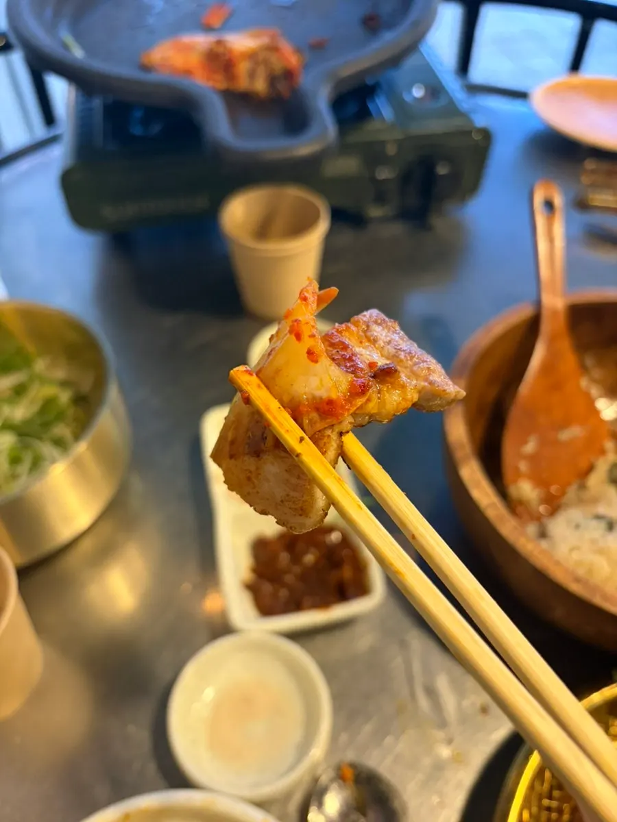 삼겹살과 구운 김치를 함께 싼 쌈