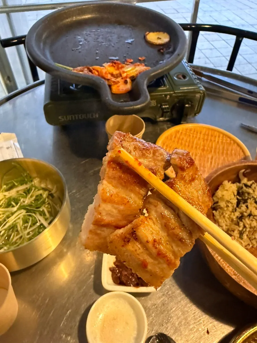 노릇하게 익은 삼겹살과 김치 조합
