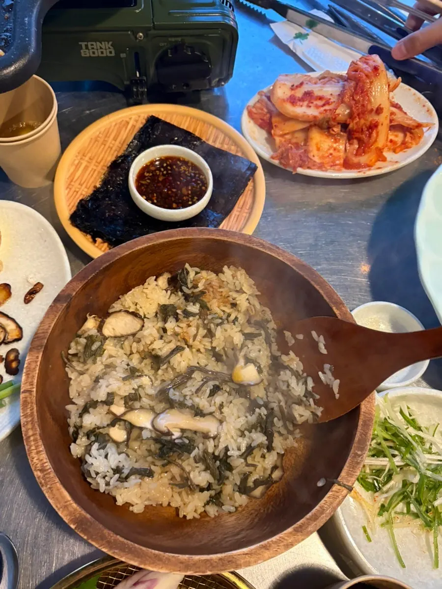거의 비워진 삼겹살 불판