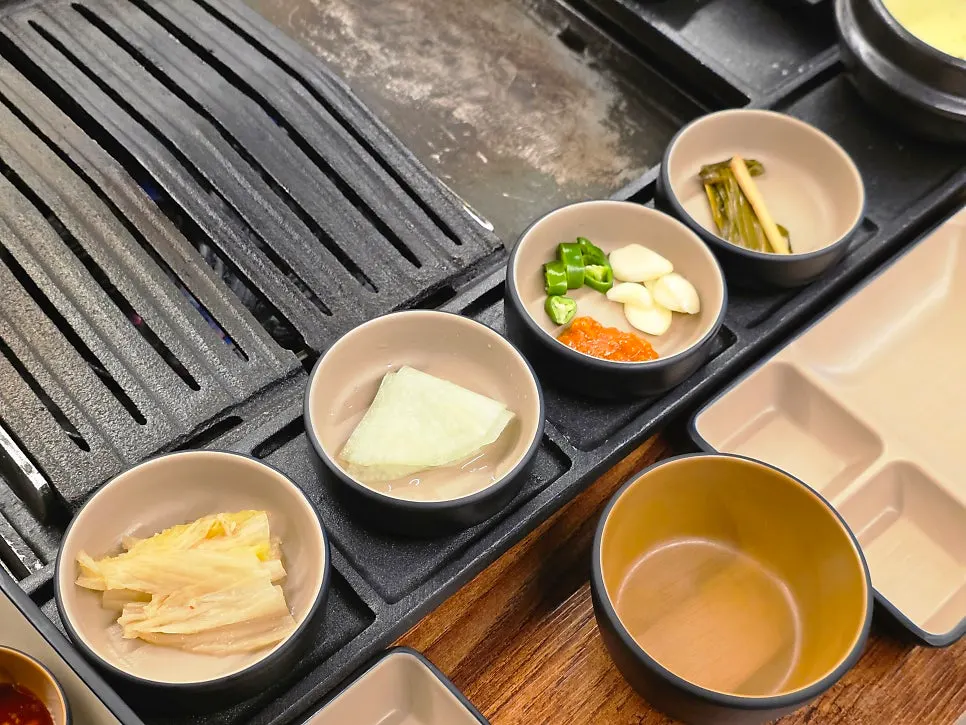 불판 위 삼겹살과 김치