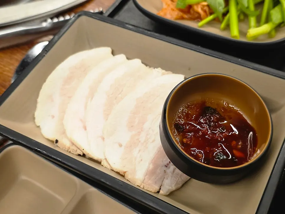 자체 제작 특제 불판에 올린 고기