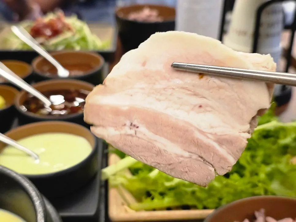 고기 기름에 구워지는 김치