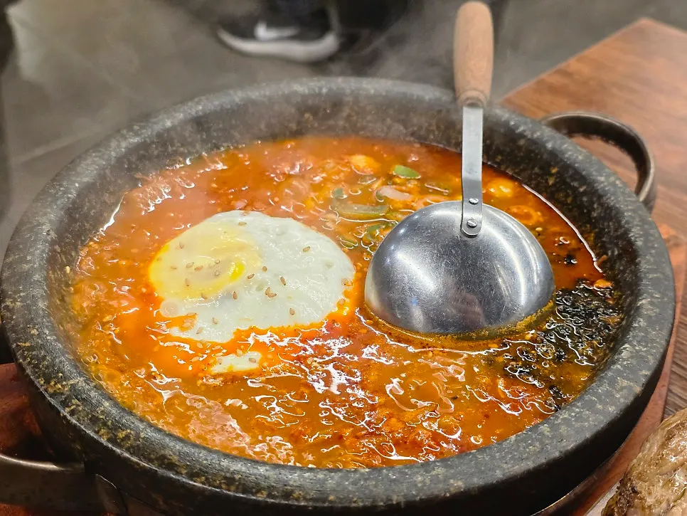 뚝배기에 담긴 돌판 김치찌밥