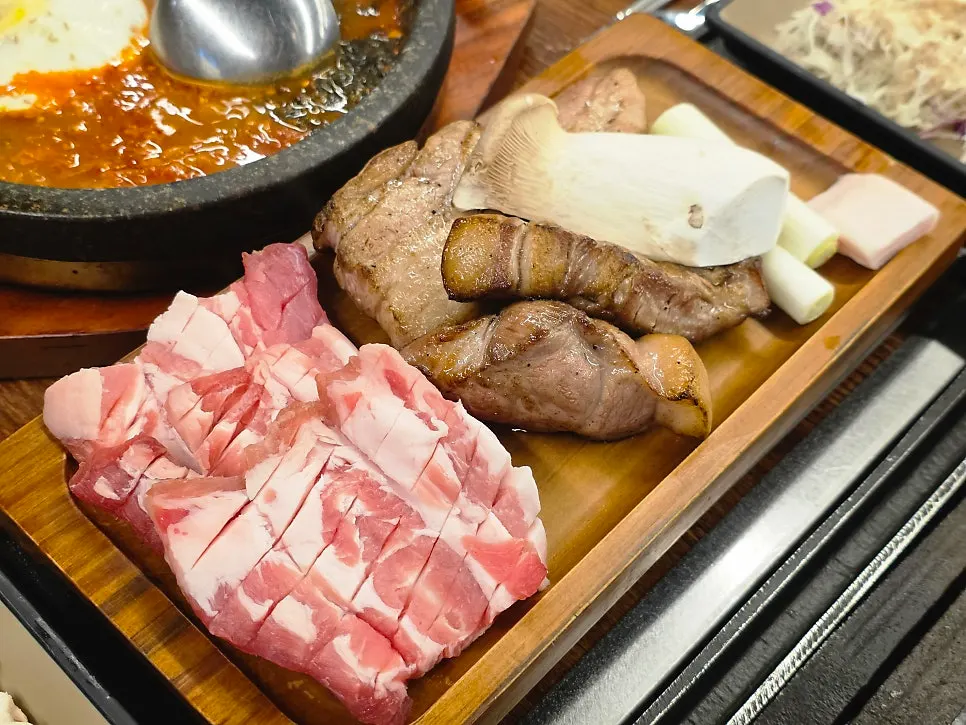 불판에 세팅된 목살과 삼겹살