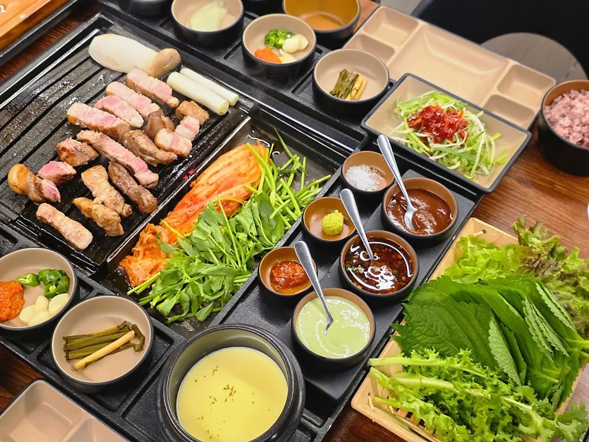 구운 고기와 김치를 곁들인 한 점