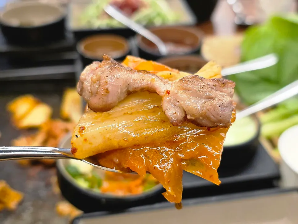 비워낸 돌판 김치찌밥 뚝배기