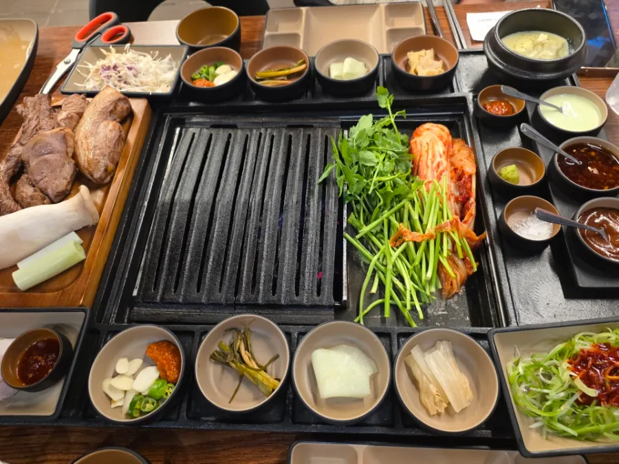 Donpu Signature Set neatly arranged on a special tray