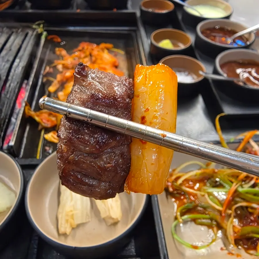 Meat eaten together with grilled kimchi