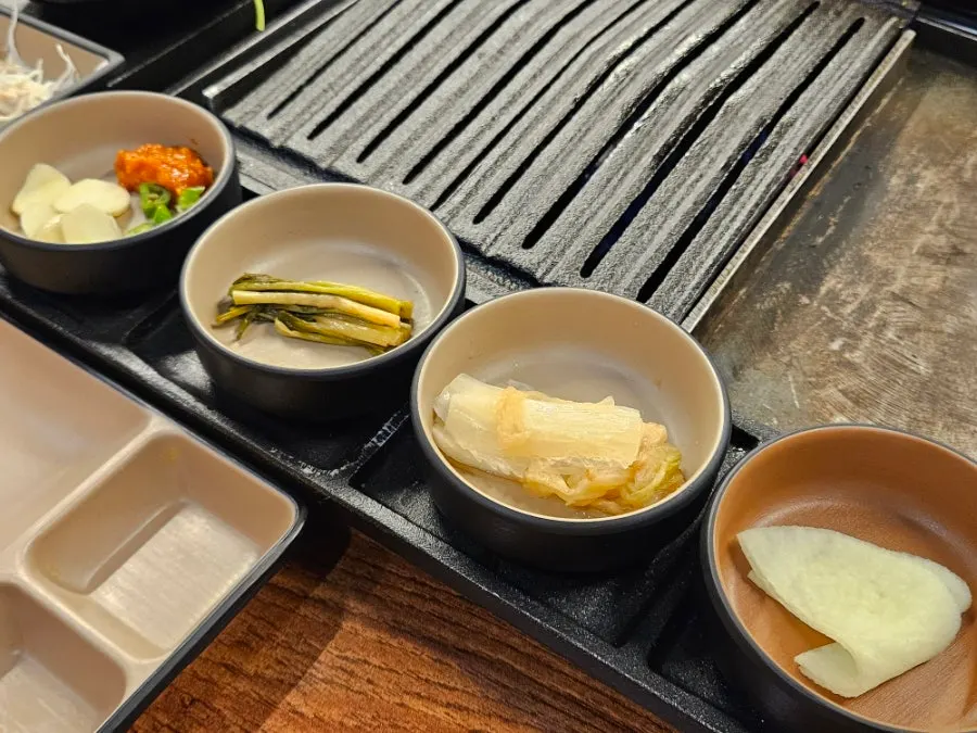 Cold boiled pork slices and salad among the basic side dishes