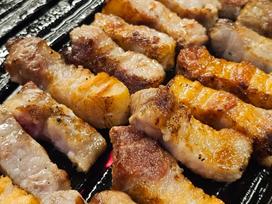 Golden-grilled pork belly and grilled kimchi